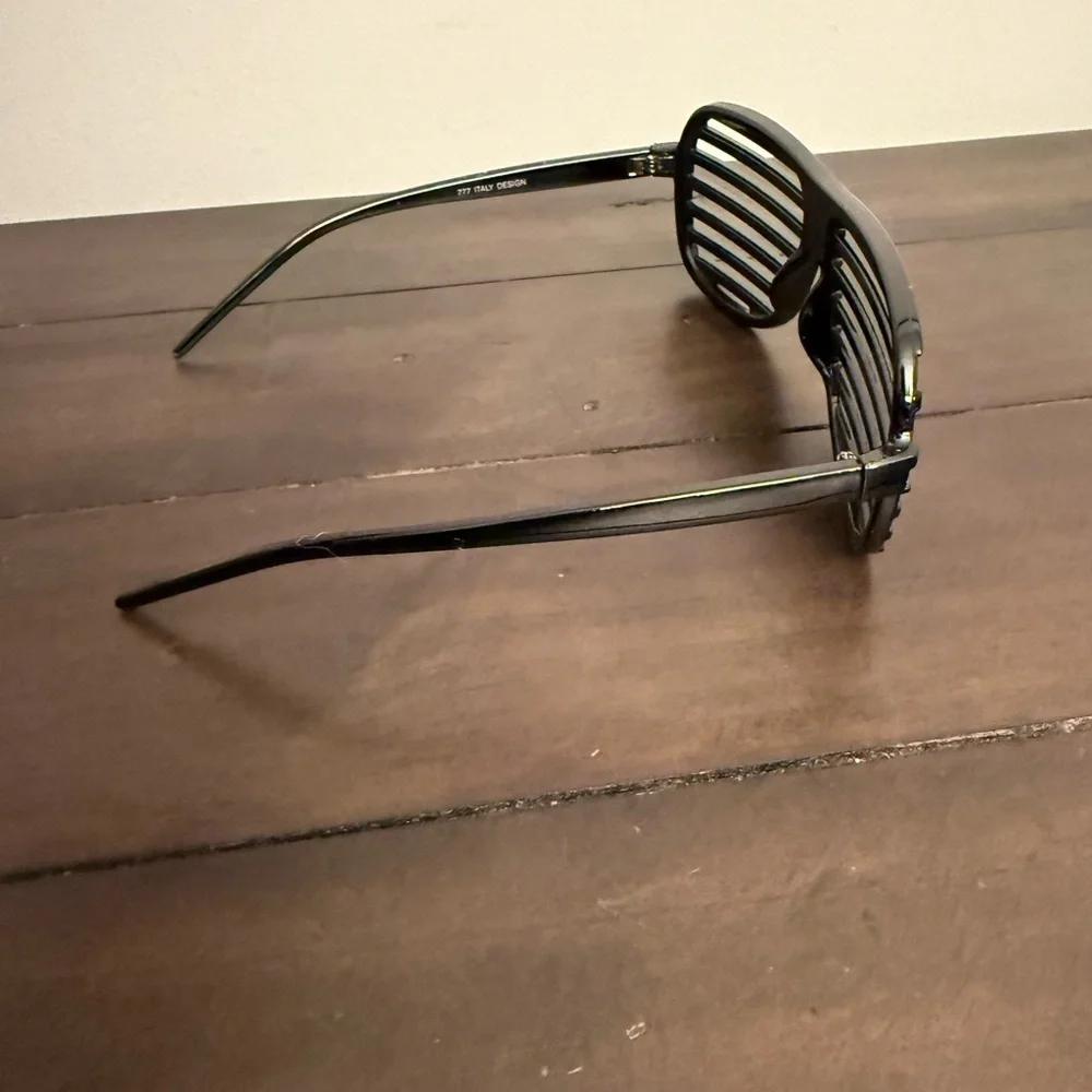 Vintage Black Shutter Shades Sunglasses – Italy Design – Fun Novelty Style